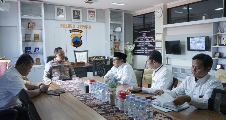 Bertempat di ruang Kaporles Jepara, Dekan Fakultas Dakwah dan Komunikasi (Fadakom) Abdul Wahab melakukan kunjungan ke Porles Jepara (Kepolisian Resor Jepara), Senin (26/6/23).