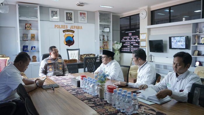 Bertempat di ruang Kaporles Jepara, Dekan Fakultas Dakwah dan Komunikasi (Fadakom) Abdul Wahab melakukan kunjungan ke Porles Jepara (Kepolisian Resor Jepara), Senin (26/6/23).