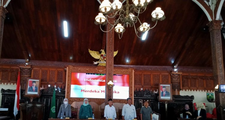 Pembukaan Seminar dan Regional Youth Talk dalam rangka memperingati Hari Anti Kekerasan Terhadap Perempuan di Pendopo Jepara.