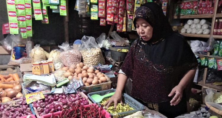 Nur Hayati, Pedagang sembako di Pasar Ratu Jepara.