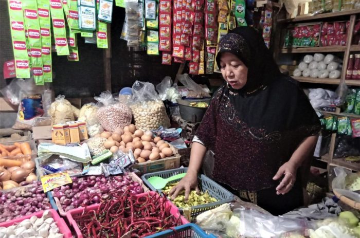 Nur Hayati, Pedagang sembako di Pasar Ratu Jepara.