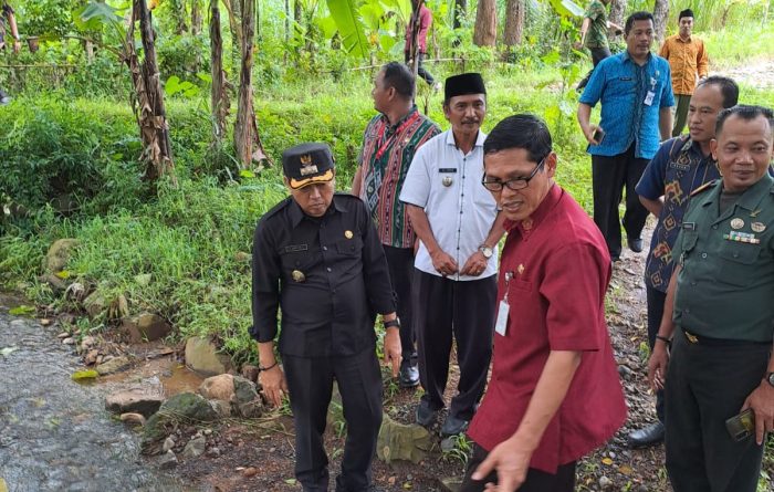 Kunjungan Pj bupati Jepara, Edi Supriyanta di desa Batealit.