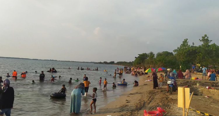 Keindahan Pantai Tirta Pesona. Dok: Pokdarwis Sidomakmur