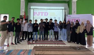 Foto Bersama Pemateri Reportase dan kode etik jurnalistik, Wahyu Khoiruz Zaman. (Tio/Fokus)