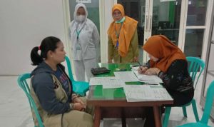 Proses pendataan sebelum pemeriksaan IVA di Puskesamas Pecangaan. (Nur Saidah)