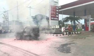 Api yang melahap mobil Suzuki Katana berhasil dipadamkan.
