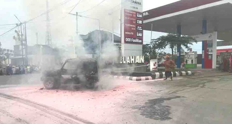 Api yang melahap mobil Suzuki Katana berhasil dipadamkan.