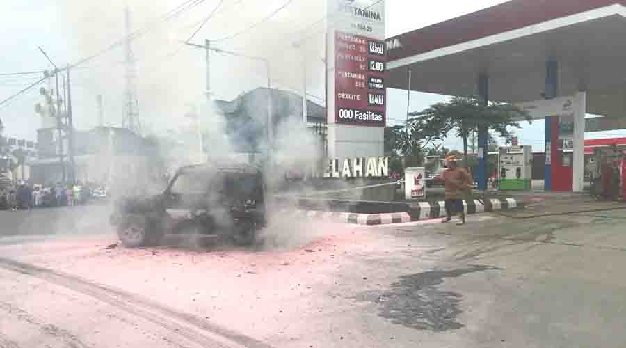 Api yang melahap mobil Suzuki Katana berhasil dipadamkan.