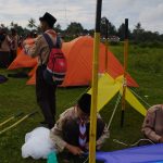 Beberapa siswa mendirikan tenda.