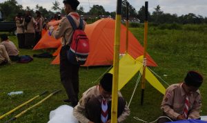 Beberapa siswa mendirikan tenda.