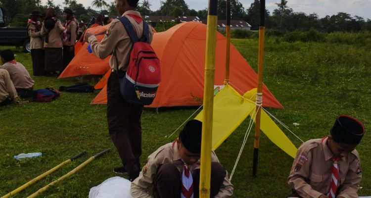 Beberapa siswa mendirikan tenda.