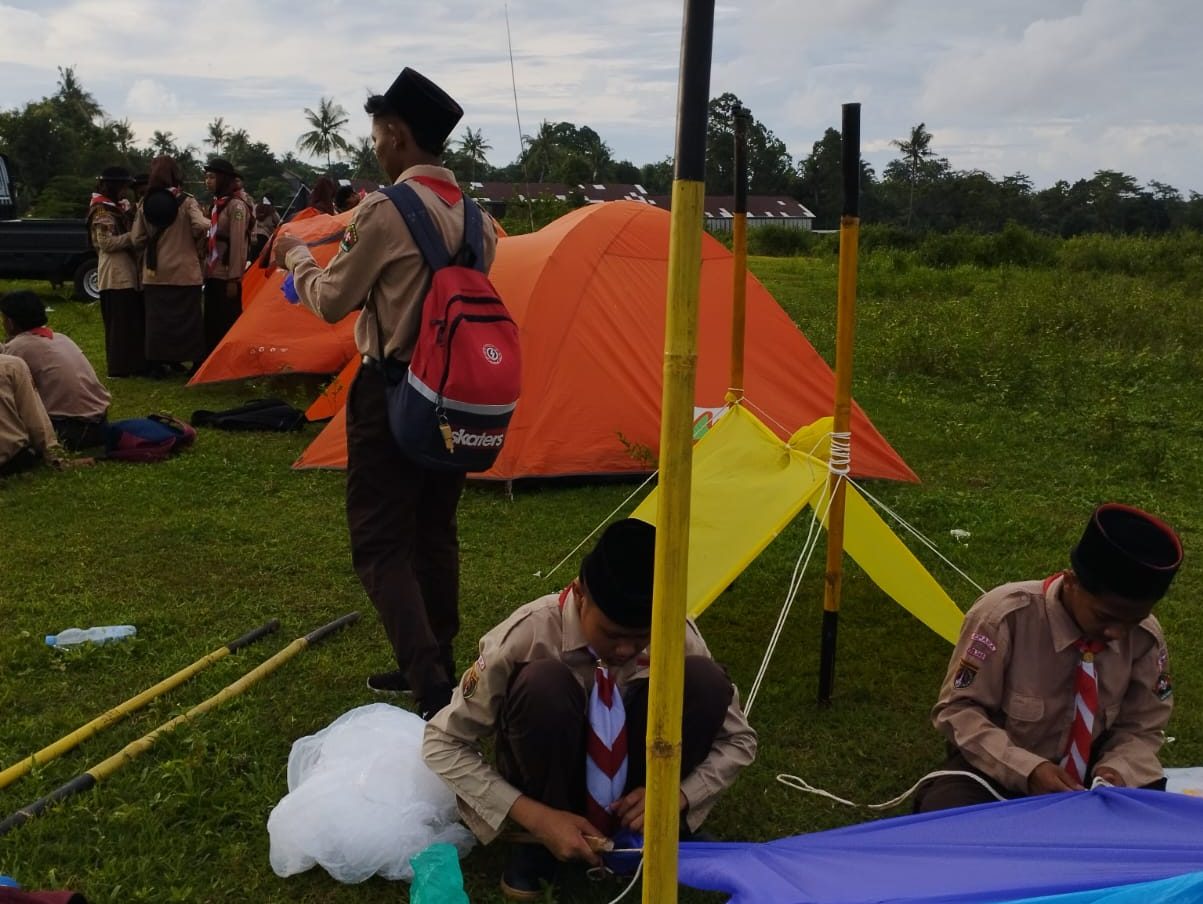 Beberapa siswa mendirikan tenda.