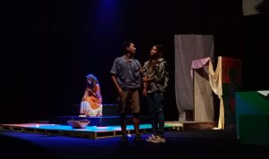 Salah satu adegan dalam pentas refleksi Teater Tuman bertajuk Langkah Dika. (Uli/Fokuspers)