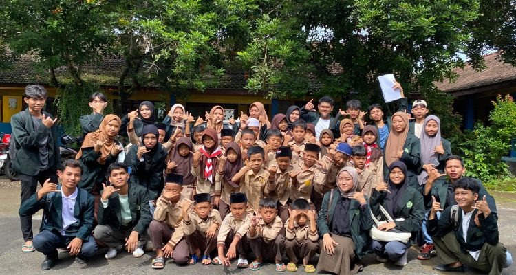 Mahasiswa Unisnu dan Siswa SDN 2 Bawu setelah Tes BAUM. (Mahasiswa KPI Unisnu)