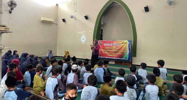 Sosialisasi pencegahan dan penanganan kekerasan terhadap anak di Sekolah Tahfidz Tingkat Dasar (STTD) Anak Sholeh Jepara. (Azmiy)