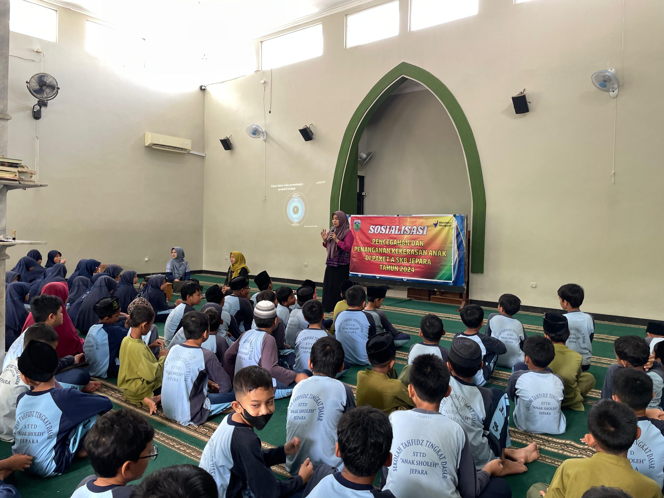 Sosialisasi pencegahan dan penanganan kekerasan terhadap anak di Sekolah Tahfidz Tingkat Dasar (STTD) Anak Sholeh Jepara. (Azmiy)