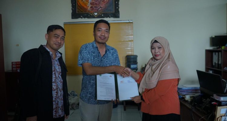 Penyerahan MoA antara FKD Unisnu dan Bali TV.
