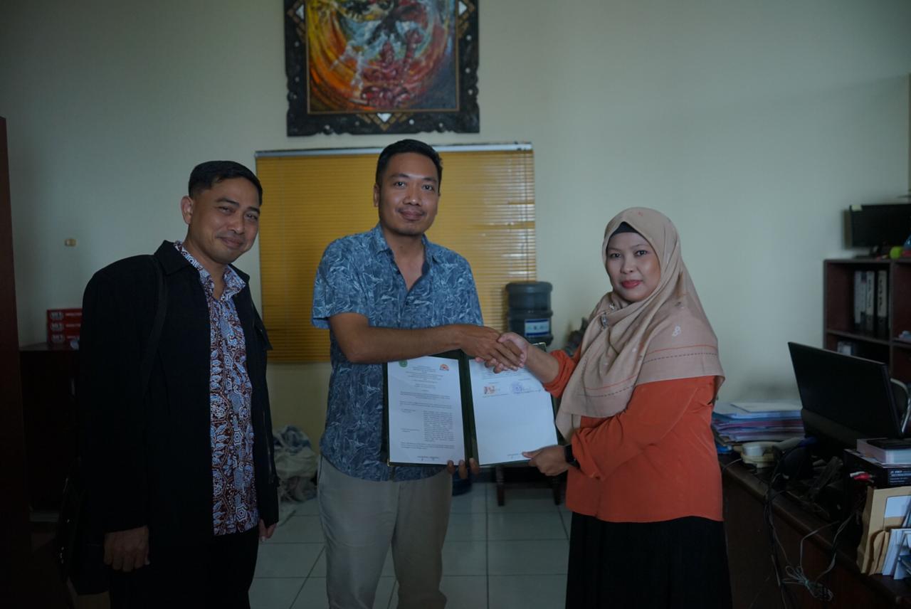 Penyerahan MoA antara FKD Unisnu dan Bali TV.