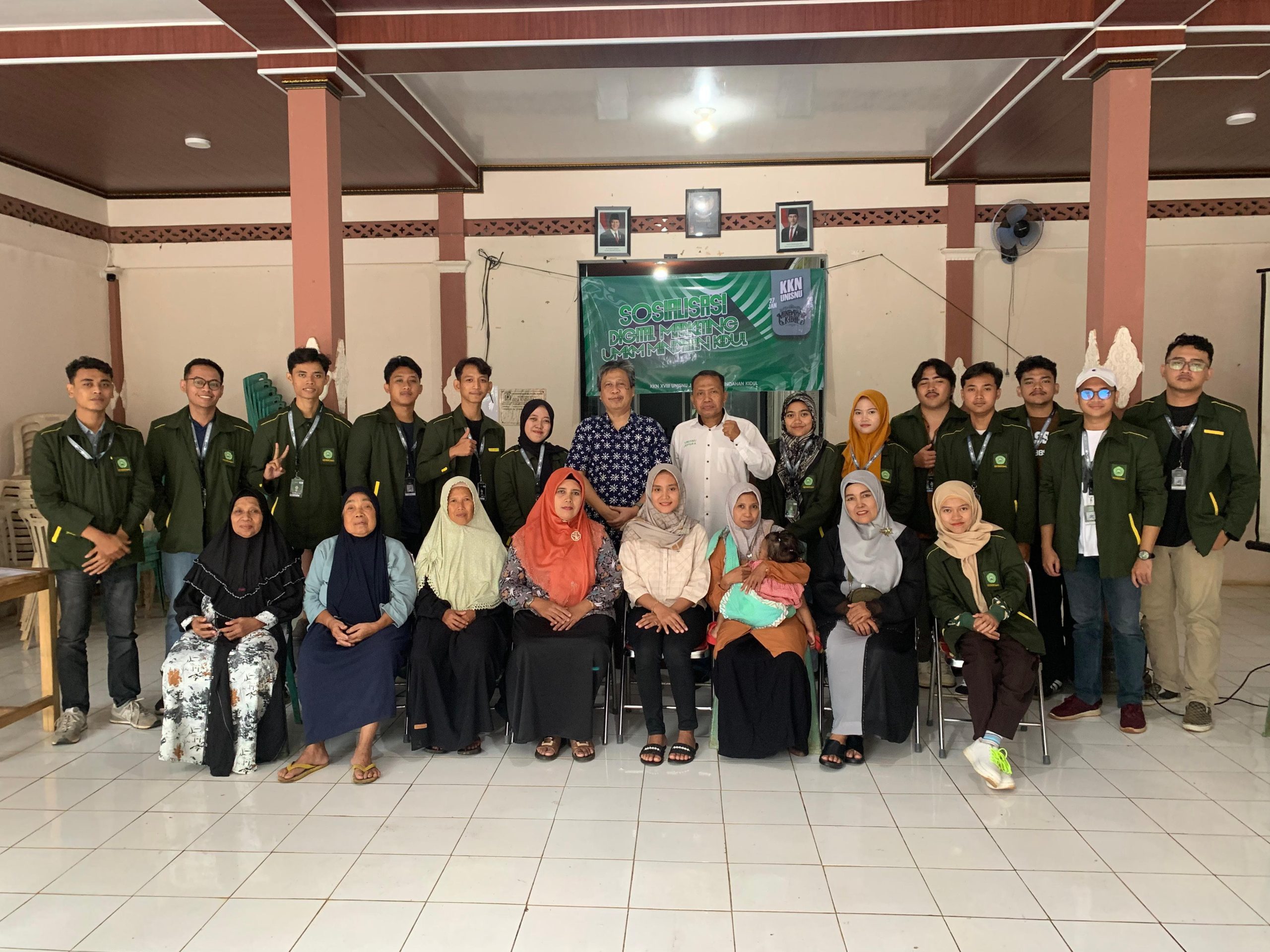Foto bersama setelah acara Sosialisasi Digital Marketing KKN Unisnu dan Pelaku UMKM Mindahn Kidul. (Dokumentasi KKN Unisnu)