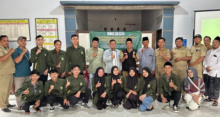 Mahasiswa Unisnu Foto Bersama Perangkat Desa Pada Kegiatan Penerjunan Kuliah kerja Nyata (KKN)