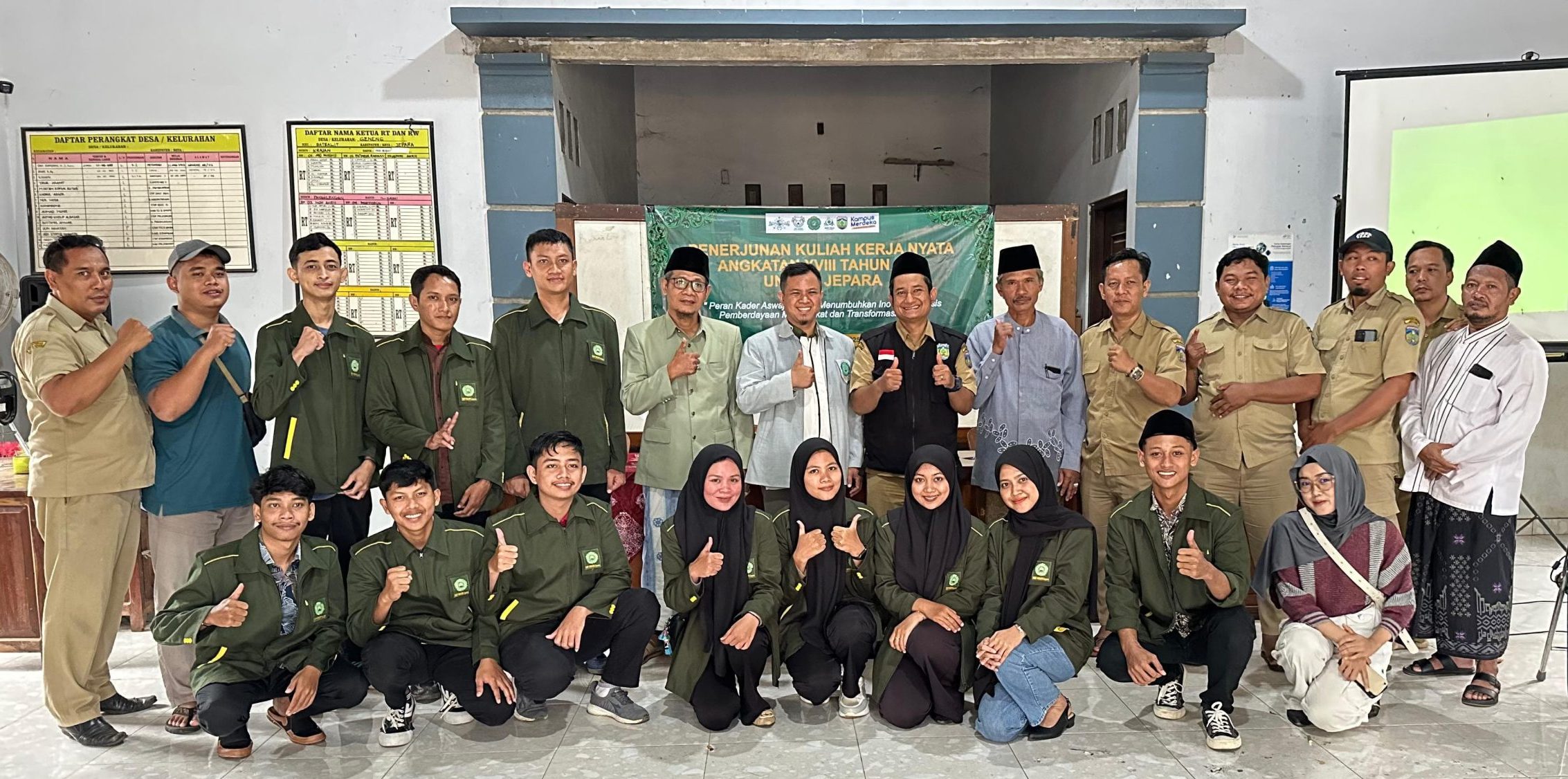 Mahasiswa Unisnu Foto Bersama Perangkat Desa Pada Kegiatan Penerjunan Kuliah kerja Nyata (KKN)