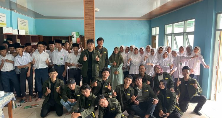 sosialisasi bertajuk Inovasi Teknologi dan Ekonomi Kreatif Berbasis Kearifan Lokal di MTS Urwatil Wutsqo, Desa Ngroto. (Dokumentasi KKN Unisnu)