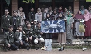 pelatihan pembuatan Eco Brick bagi ibu-ibu PKK di Desa Mindahan Kidul. (Dokumentasi KKN Unsinu)