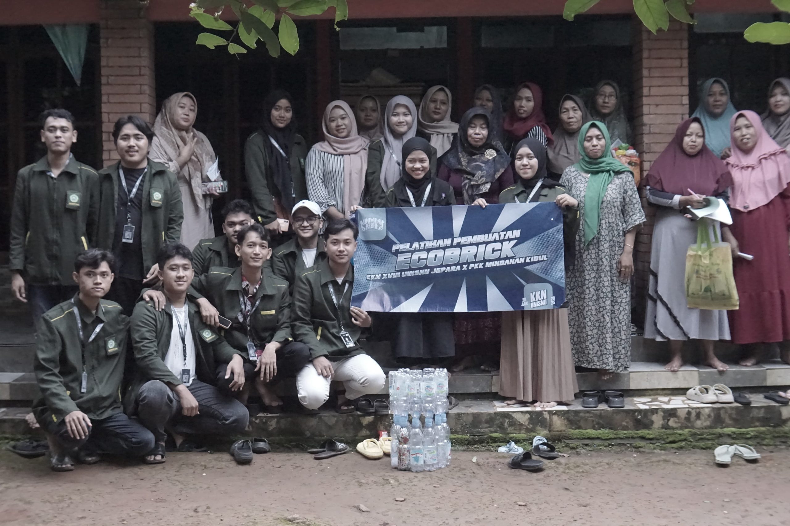 pelatihan pembuatan Eco Brick bagi ibu-ibu PKK di Desa Mindahan Kidul. (Dokumentasi KKN Unsinu)