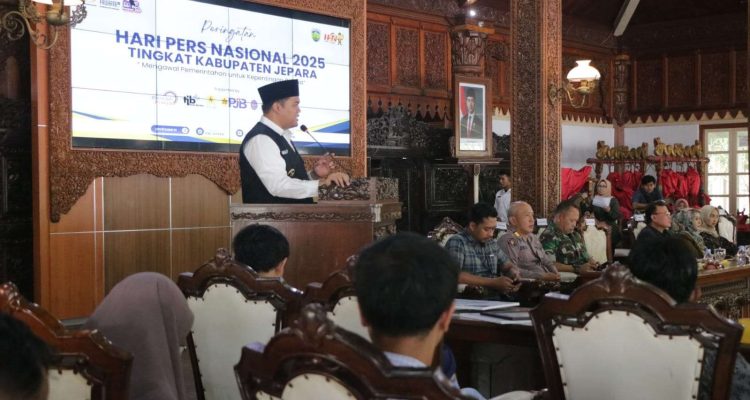 Wakil Bupati Jepara sekaligus Pelaksana Harian Bupati, Muhammad Ibnu Hajar memberikan sambutan saat puncak peringatan Hari Pers Nasional (HPN) 2025 tingkat Kabupaten Jepara. (Diskominfo)