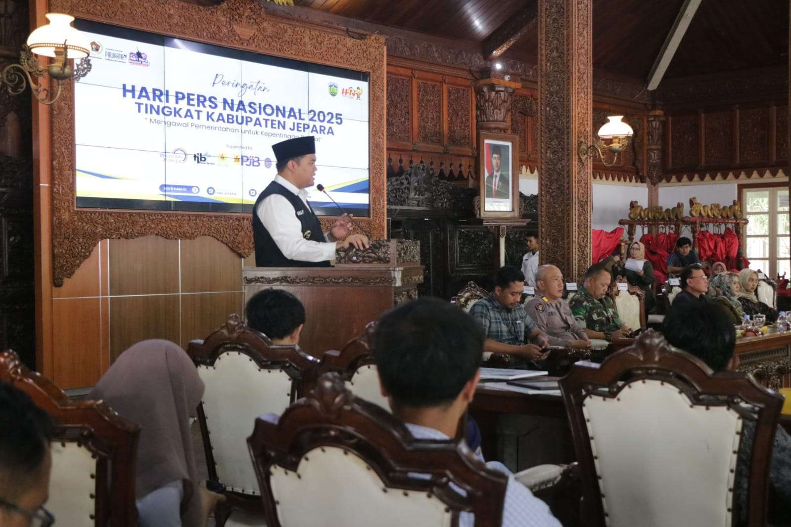 Wakil Bupati Jepara sekaligus Pelaksana Harian Bupati, Muhammad Ibnu Hajar memberikan sambutan saat puncak peringatan Hari Pers Nasional (HPN) 2025 tingkat Kabupaten Jepara. (Diskominfo)