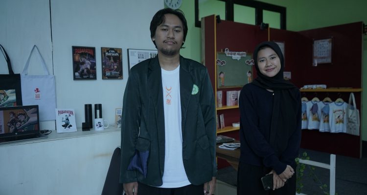 Alfino Fahri dan Windi Amelia, Mahasiswa DKV Unisnu yang melaksanakan pameran tugas akhir. (Ainun Naja)