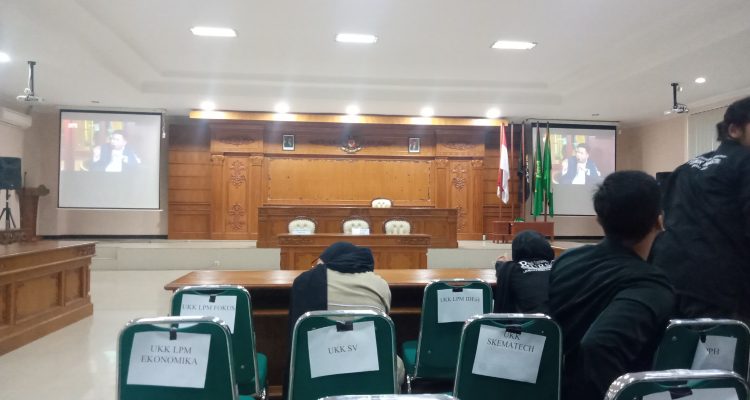 Mahasiswa menunggu pengesahan UU KBMU di Auditorium Lt. 4 Perpustakaan Unisnu, Sabtu (8/3/2025). (Foto: Istimewa)