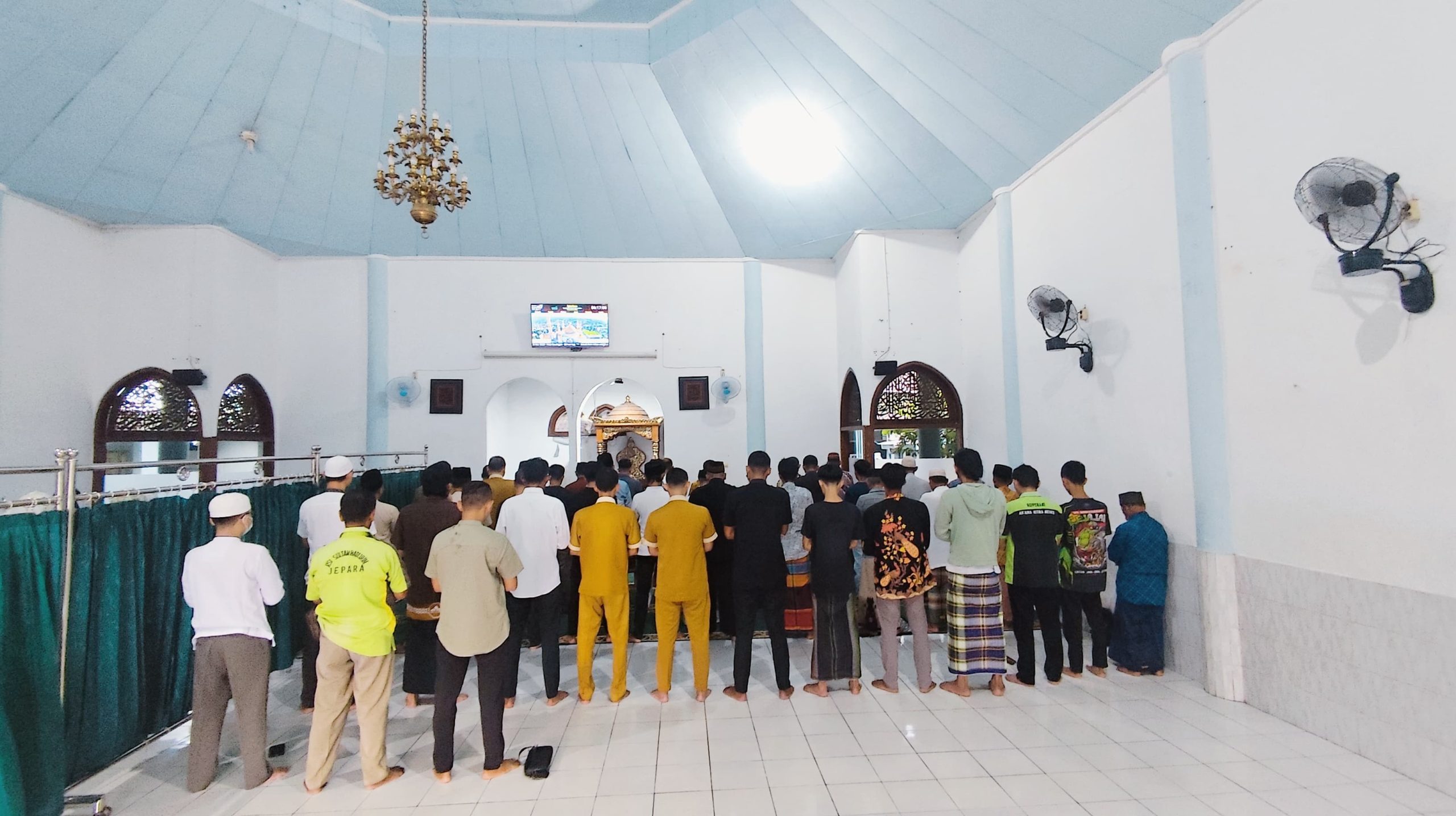 Momen Saat salat Idul Fitri di Masjid Syifaul Janan, komplek Rumah Sakit Islam (RSI) Sultan Hadlirin Jepara Senin (31/3/2025).