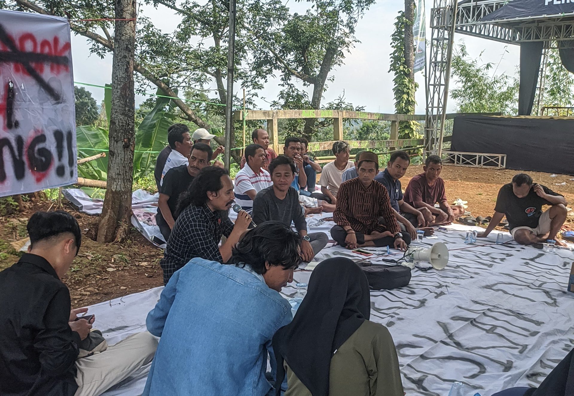 Diskusi tambang ilegal galian C antara BEM Unisnu dan Warga di Dukuh Sukorejo Desa Pancur. (salman)