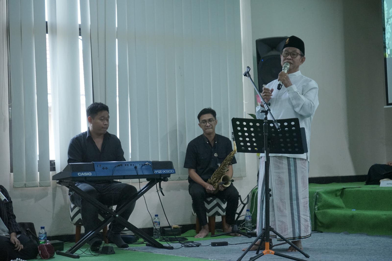 Rektor Unisnu Jepara menyumbangkan suaranya dalam Halal Bihalal Keluarga besar Unisnu Jepara. (Naja/Fokuspers)