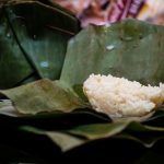 Tapai ketan yang disajikan dengan bungkus daun pisang. (Foto: Istimewa)