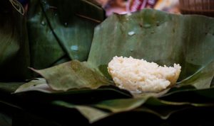 Tapai ketan yang disajikan dengan bungkus daun pisang. (Foto: Istimewa)