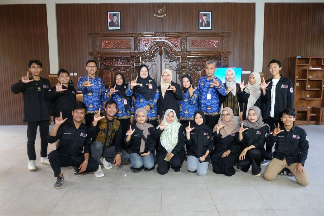 Tim produksi KPI TV Menyapa dan tamu undangan. (KPI TV)
