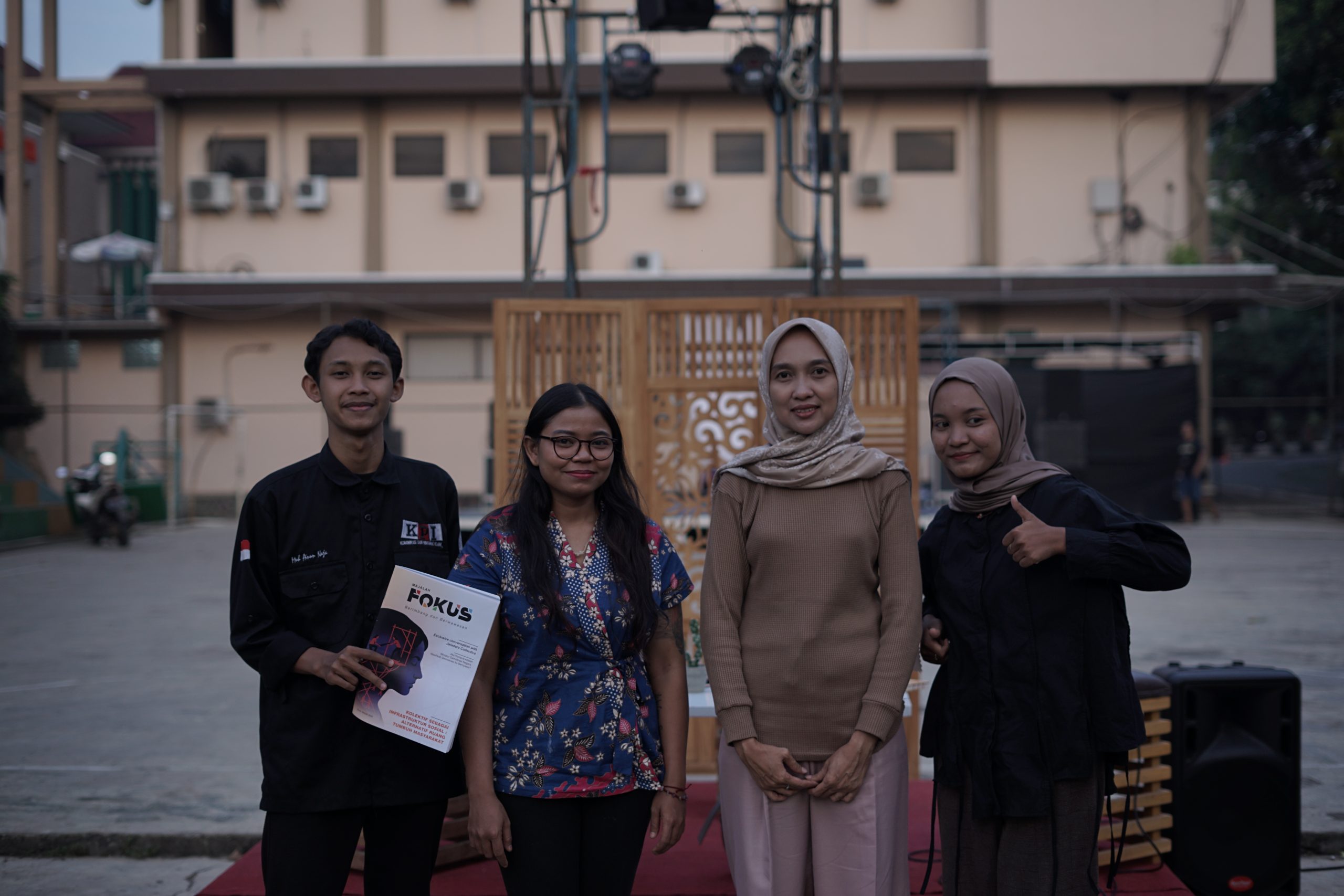 Pemberian simbolis Majalah LPM FOKUS kepada Narasumber. (LPM FOKUS)
