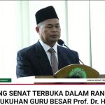 Memimpin do’a saat sidang senat tebuka