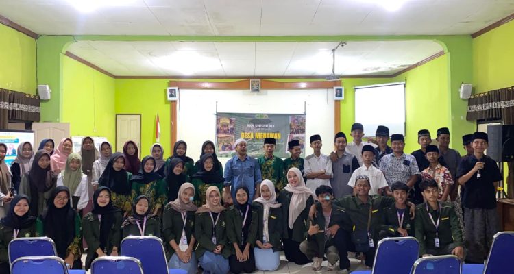 Kudus, Fokuspers.com - Kelompok Kuliah Kerja Nyata (KKN) Universitas Islam Nahdlatul Ulama (Unisnu) Jepara yang bertugas di Desa Menawan mengadakan Seminar Moderasi Beragama pada Kamis (7/8/2025) bertempat di Balai Desa Menawan. Kegiatan ini berkolaborasi dengan Ikatan Pelajar Nahdlatul Ulama (IPNU) dan Ikatan Pelajar Putri Nahdlatul Ulama (IPPNU) Desa Menawan.