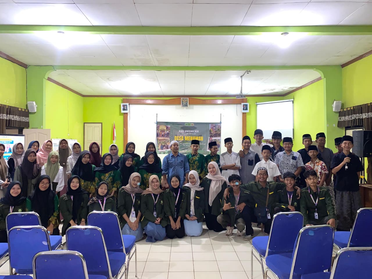 Kudus, Fokuspers.com - Kelompok Kuliah Kerja Nyata (KKN) Universitas Islam Nahdlatul Ulama (Unisnu) Jepara yang bertugas di Desa Menawan mengadakan Seminar Moderasi Beragama pada Kamis (7/8/2025) bertempat di Balai Desa Menawan. Kegiatan ini berkolaborasi dengan Ikatan Pelajar Nahdlatul Ulama (IPNU) dan Ikatan Pelajar Putri Nahdlatul Ulama (IPPNU) Desa Menawan.