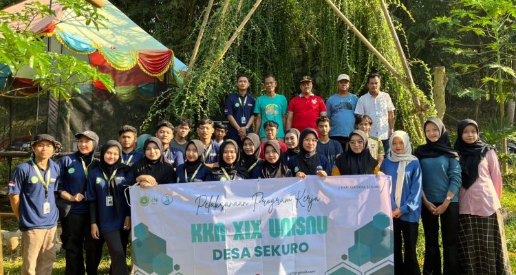 KKN Unisnu bersama Masyarakat Desa Sekuro saat peluncuran Sekutravel. (KKN Unisnu)