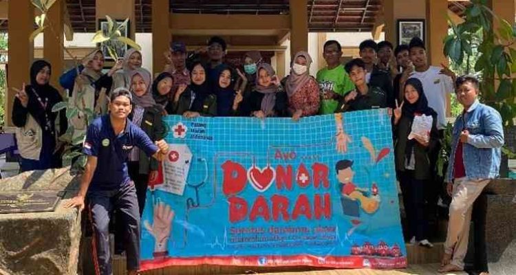 KKN Unisnu bersama PMI Kudus saat kegiatan gerakan donor darah. ( sumber: kKKN unisnu desa Menawan)