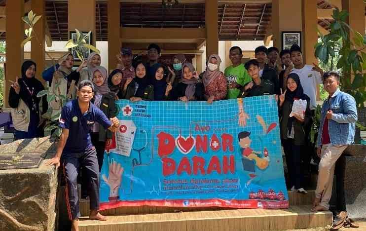 KKN Unisnu bersama PMI Kudus saat kegiatan gerakan donor darah. ( sumber: kKKN unisnu desa Menawan)