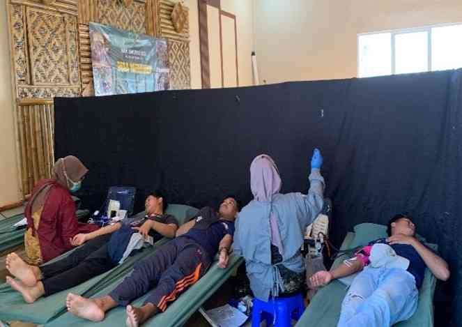 Kegiatan masyarakat yang sedang donor darah. (sumber : KKN Unisnu desa Menawan)