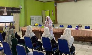 Dwiana Asih Wiranti saat menyampaikan materi. ( Sumber: KKN Unisnu Desa Menawan)