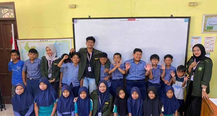 KKN Unisnu bersama anak anak kegiatan Literasi Digital untuk Generasi Cerdas di SD 1 Menawan (sumber: KKN unisnu desa Menawan, Kudus)