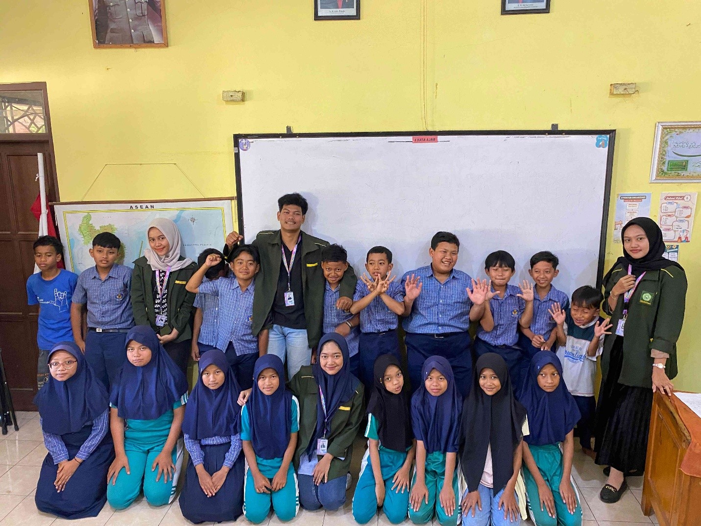 KKN Unisnu bersama anak anak kegiatan Literasi Digital untuk Generasi Cerdas di SD 1 Menawan (sumber: KKN unisnu desa Menawan, Kudus)