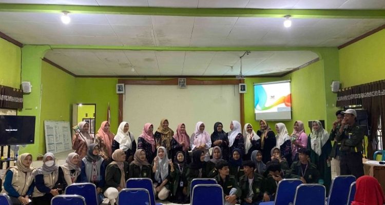 Foto bersama saat kegiatan berlangsung. (Sumber: KKN Unisnu Desa Menawan)